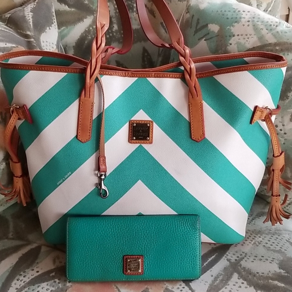 Dooney & Bourke Handbags - 1 DAYSALE💥Dooney & Bourke Purse & Matching Wallet